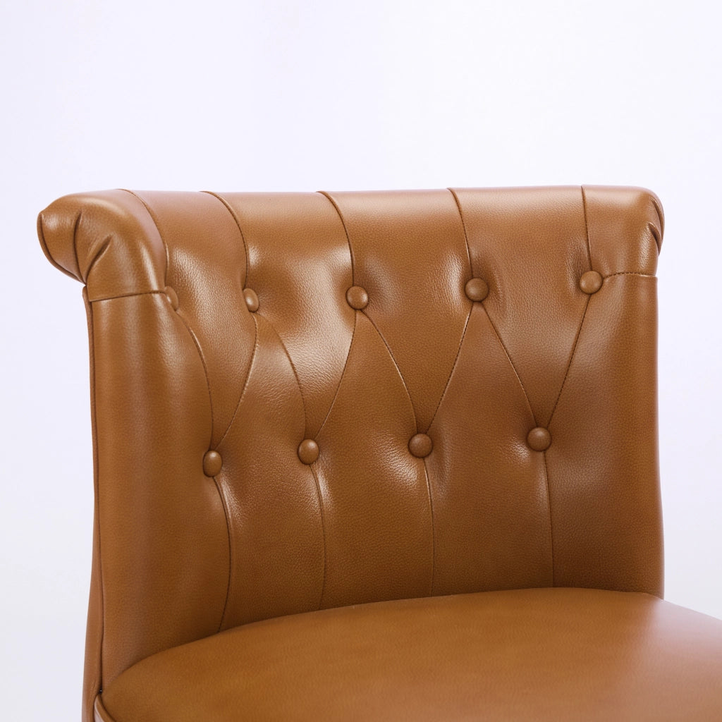 Sedia singola in pelle color marrone chiaro con gambe in legno massello e struttura robusta