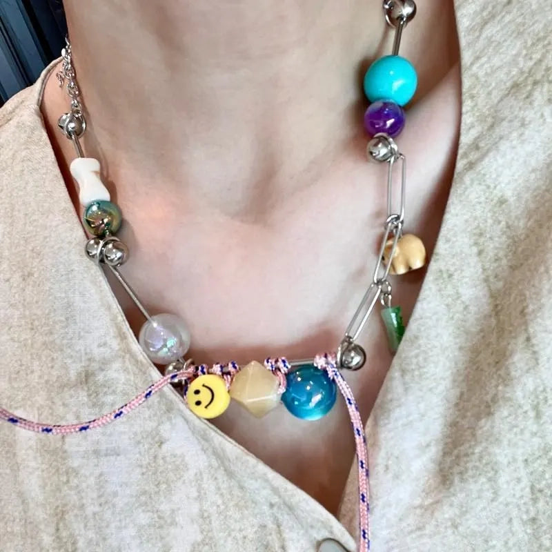 Collana con faccina sorridente e perline di vetro di cristallo: gioiello colorato fatto a mano
