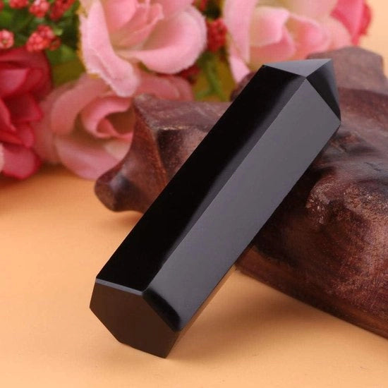 Unico cristallo di ossidiana naturale in forma di colonna puntiforme per uso meditativo, totem di pietra decorativo per la terapia della meditazione.