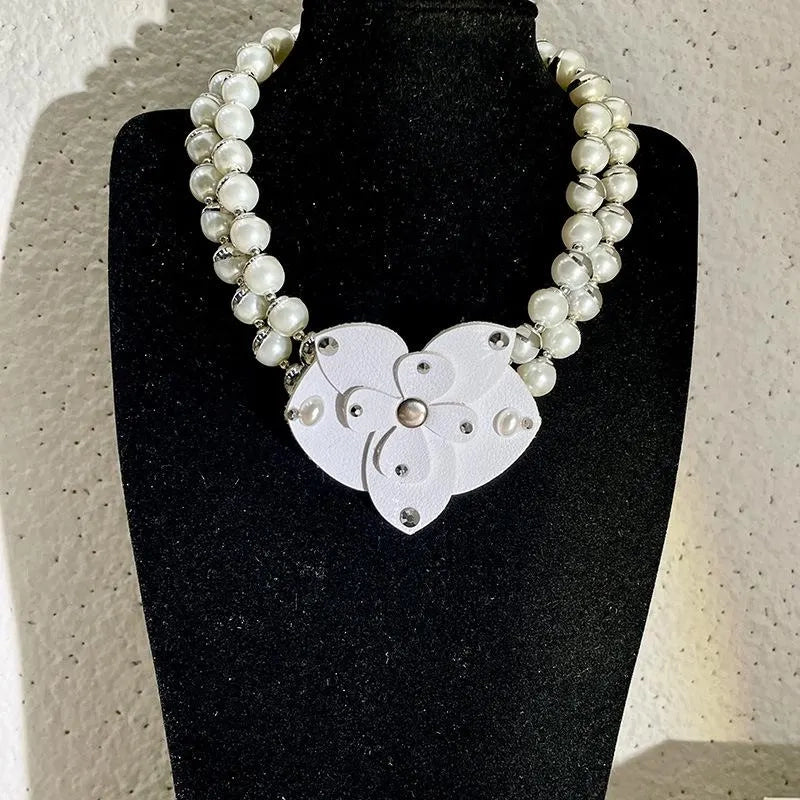 Collana retr¨° francese con farfalla delle nevi, perle irregolari, dettagli in pelle, falaenopsis, collana fatta a mano