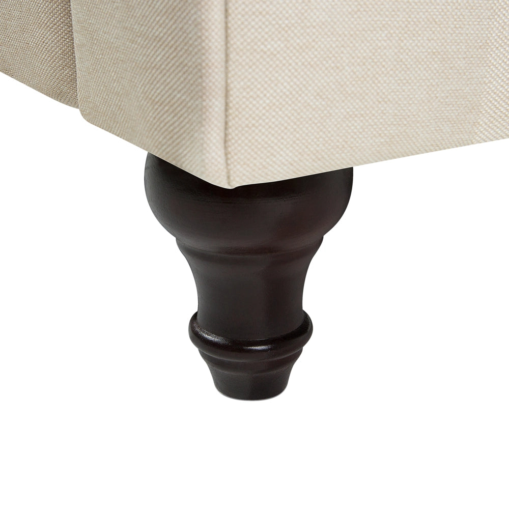 Poltrona Chesterfield Rivestimento in Tessuto Beige Gambe in Legno Scuro Contemporanea