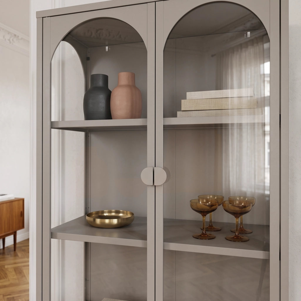 Vetrina Klippestad Credenza Alta a 2 Ante in Vetro e Ripiano Aperto 160 x 80 x 35 cm - Color Cammello [en.casa]