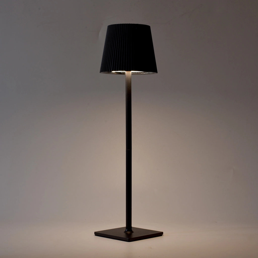 LAMAPADA DA TAVOLO LED NERA CON PARALUME PLISSETTATO RICARICA SOLARE E USB - 3 MODALITA' DI ILLUMINAZIONE REGOLABILI SENSORE CREPUSCOLARE DESIGN MODERNO