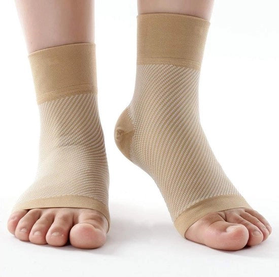 Sostegno per ginocchio antiscivolo compresso per lenire il dolore alla caviglia - calza per ginocchio protettiva per il recupero (M - guardia per ginocchio beige) .