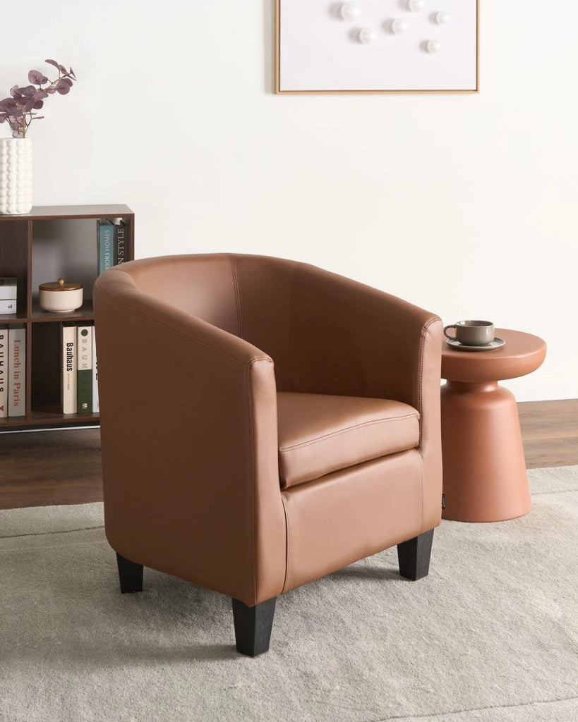 Poltrona Club Chair in ecopelle marrone, imbottita, con schienale basso, forma a vasca, design retrò