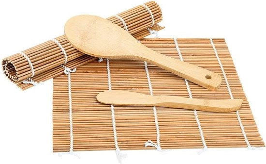 Set di servizio per sushi con piatti e scodelle