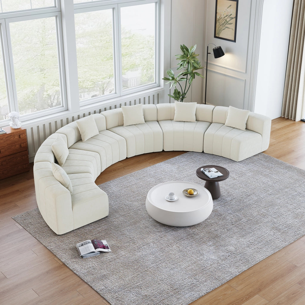 Sofà modulare curvo in chenille beige, composizione semicircolare da 6 moduli con 2 cuscini
