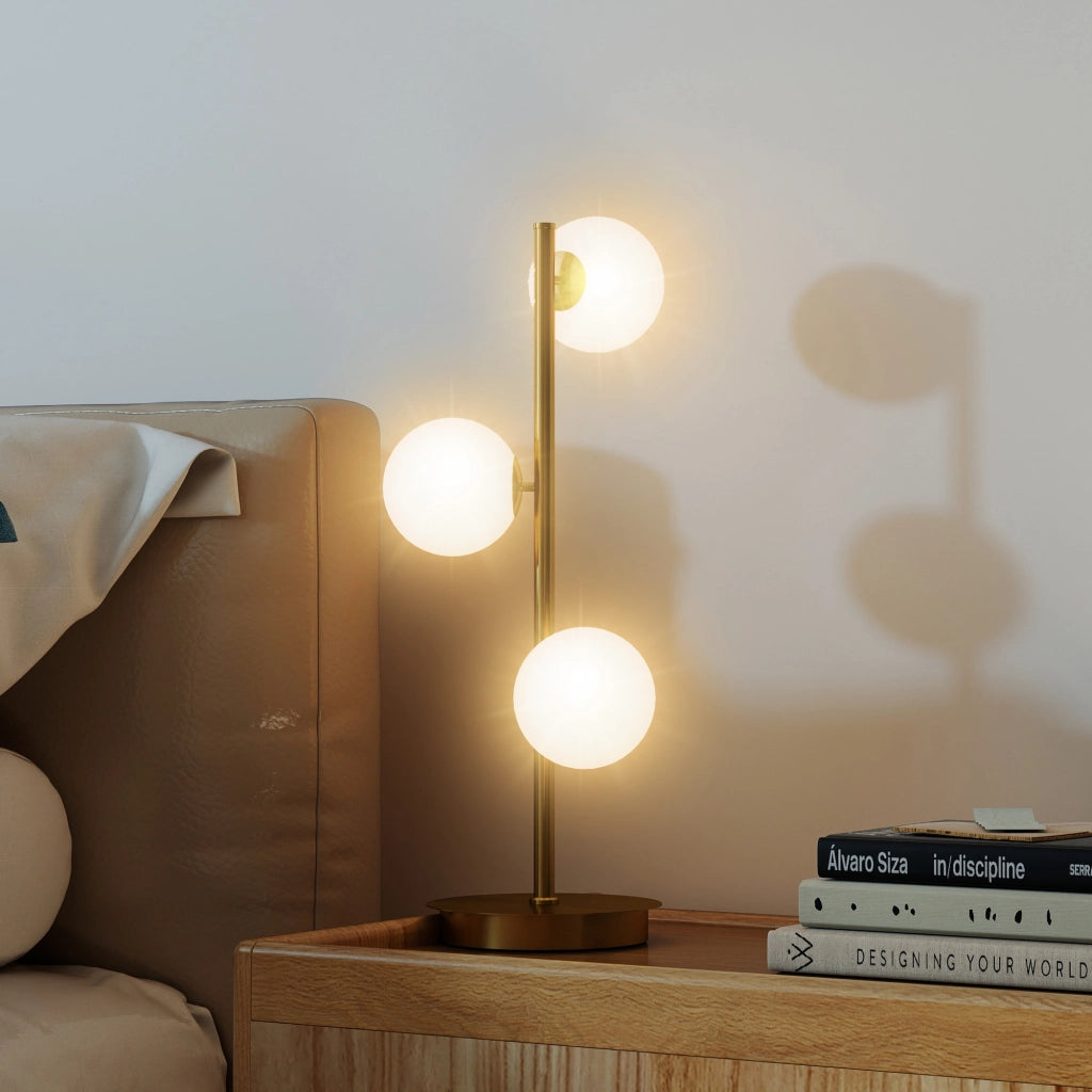 Lampada da tavolo con tre paralumi sferici ¨C Minimal ¨C acciaio, ottone, 24x24x53 cm