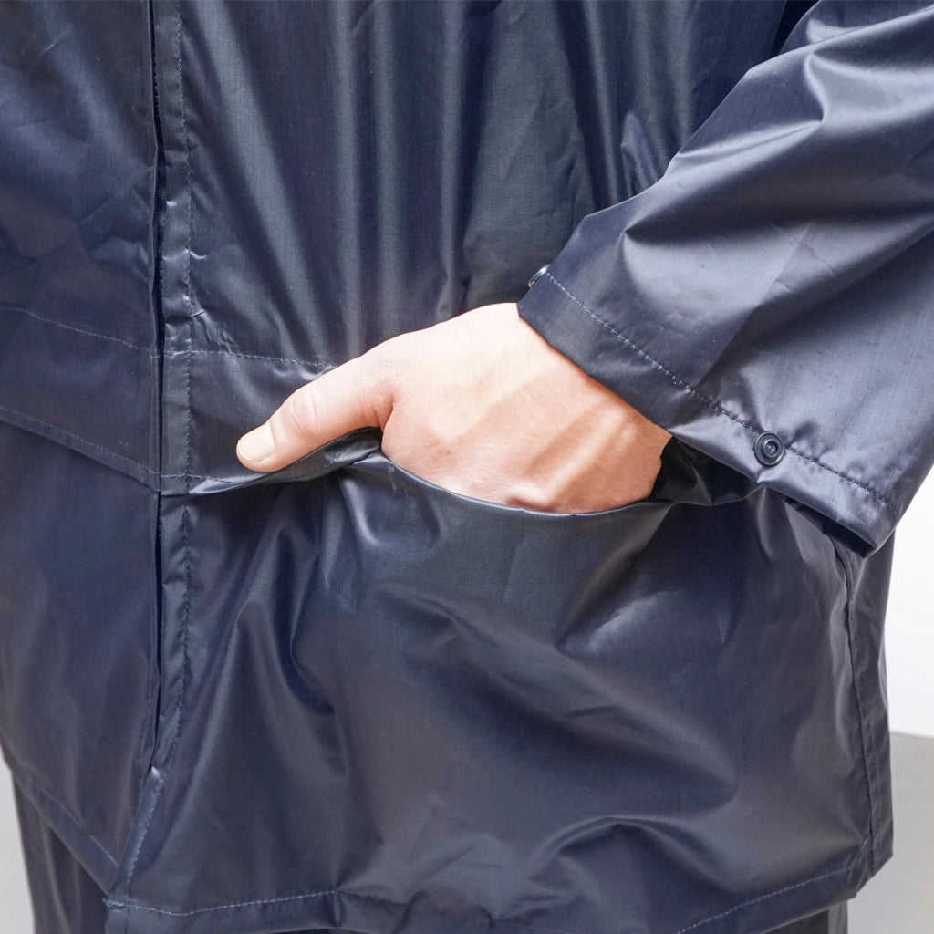 Completo impermeabile taglia L con cappuccio e pantaloni in poliestere e PVC, blu navy Breckner Germany.