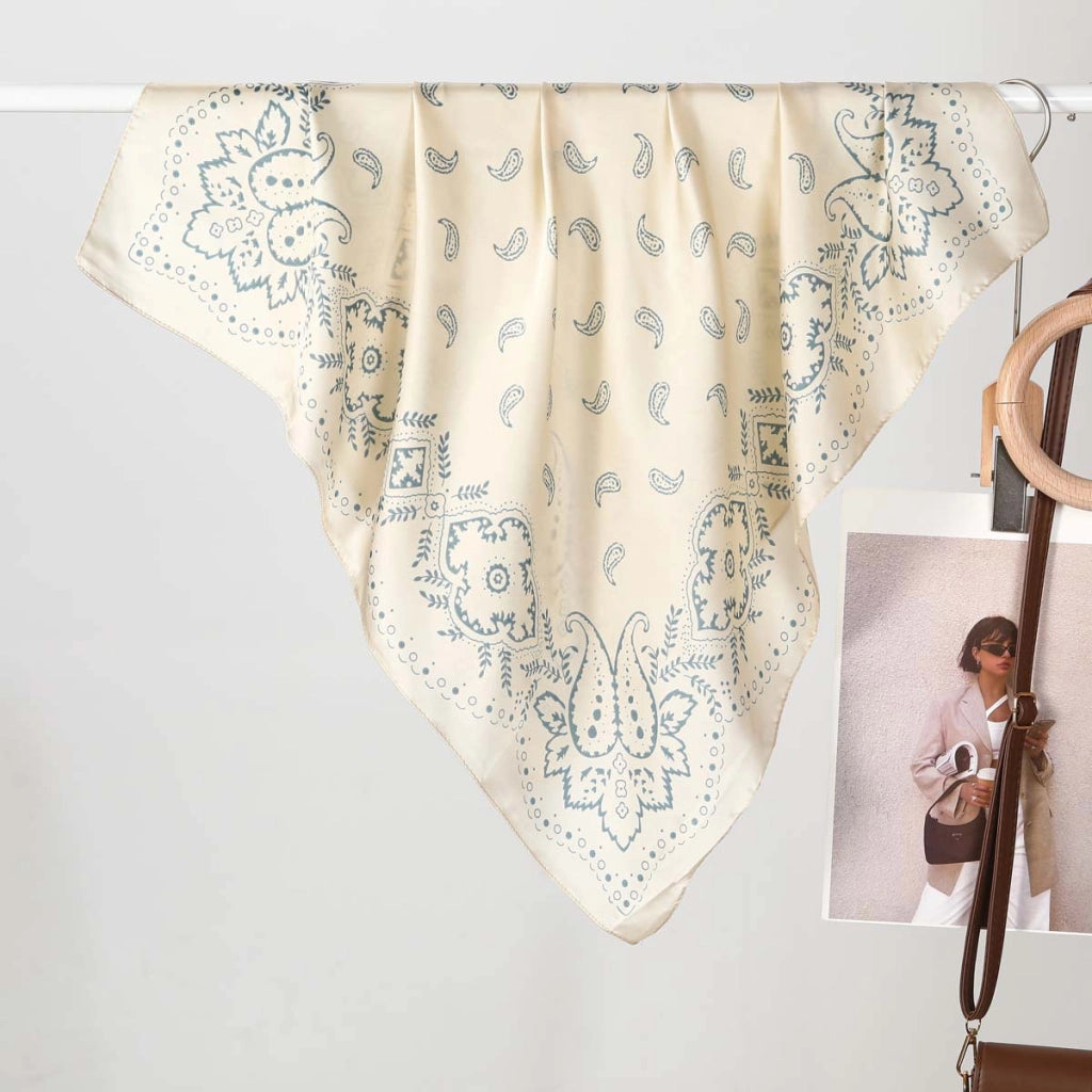 Eleganti e trendy sciarpe di seta da donna, realizzate in pura seta.