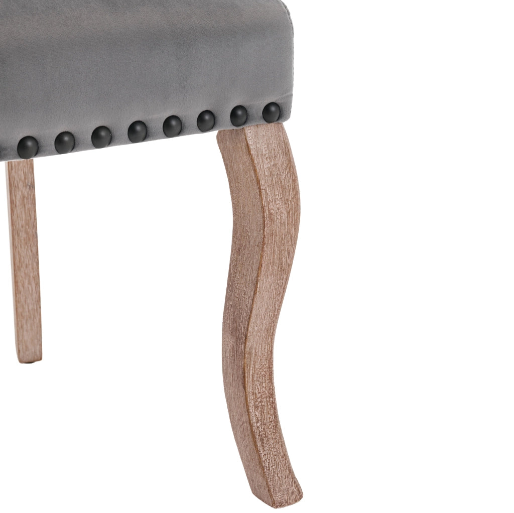 Sedia da pranzo in velluto grigio con gambe in legno e borchie decorative