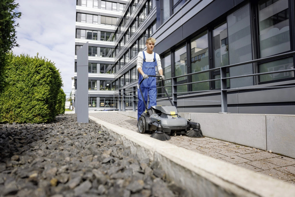 KARCHER Spazzatrice Professionale KM 70/30 C BP 2SB - Trazione - Potenza: 36 V - Max. prestazioni di area: 3920 m²/h - Larghezza di lavoro: 480 mm