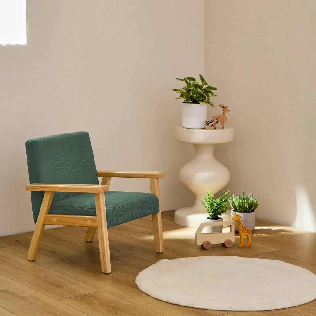 Poltrona scandinava per bambini in velluto a coste e legno di gomma,