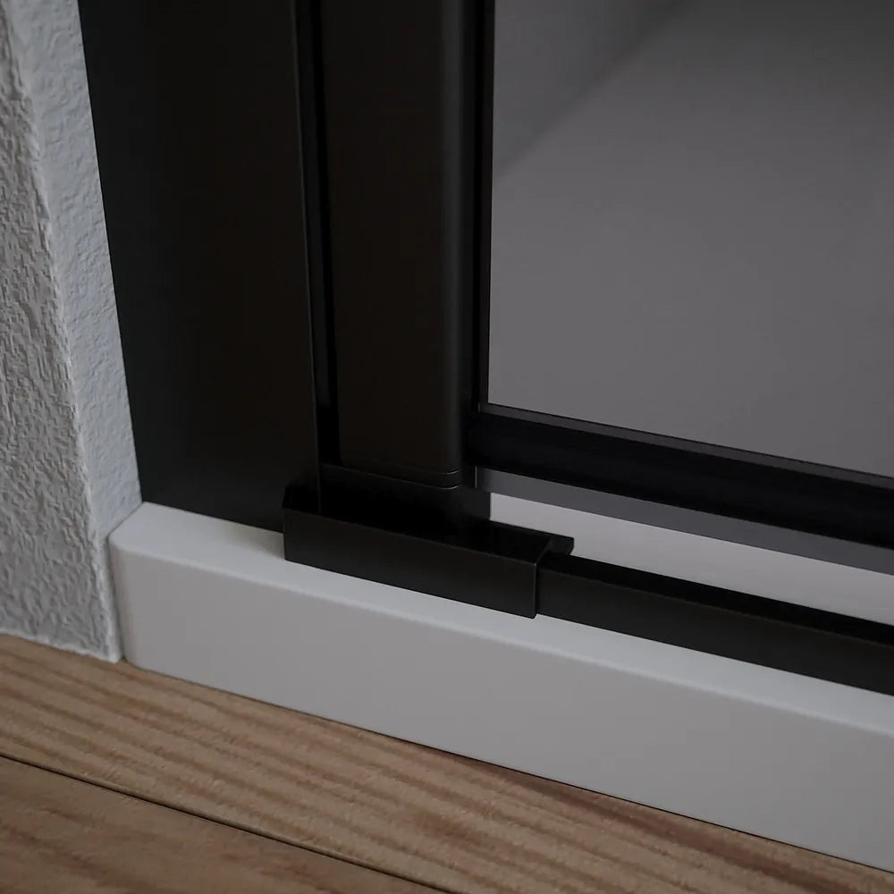 Box doccia 90x70cm con apertura a battente e parete fissa, profili nero opaco e vetro da 6mm fumè h195 | Elba