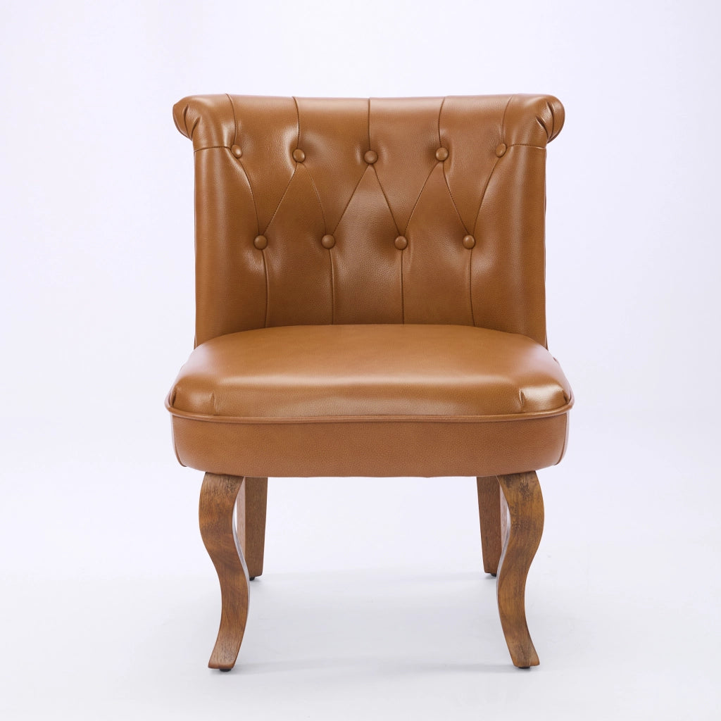 Sedia singola in pelle color marrone chiaro con gambe in legno massello e struttura robusta