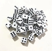 Set di Dadi a Due Facce - 4 Pezzi - 10 x 10 x 10 mm - Acrilico - Angoli Squadrati - Adatto a Bambini da 14 Anni in Suo - Dadi per Backgammon