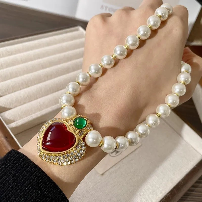 Collana con ciondolo a forma di cuore in perla di vetro vintage, realizzata a mano, regalo di Natale o compleanno.