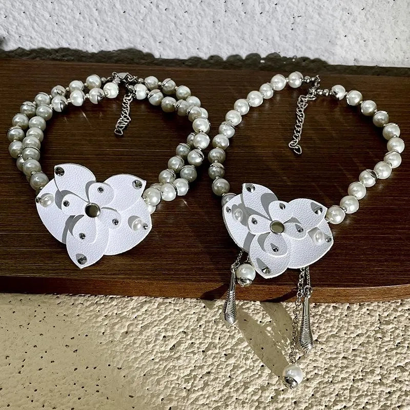 Collana retr¨° francese con farfalla delle nevi, perle irregolari, dettagli in pelle, falaenopsis, collana fatta a mano