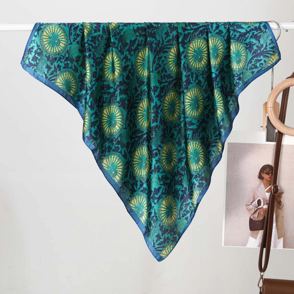 Eleganti e trendy sciarpe di seta da donna, realizzate in pura seta.