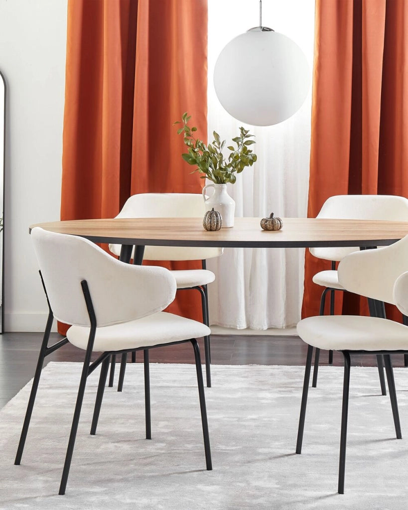 Set di 2 sedie da pranzo con sedile imbottito in tessuto crema senza braccioli e gambe nere beige chiaro stile moderno
