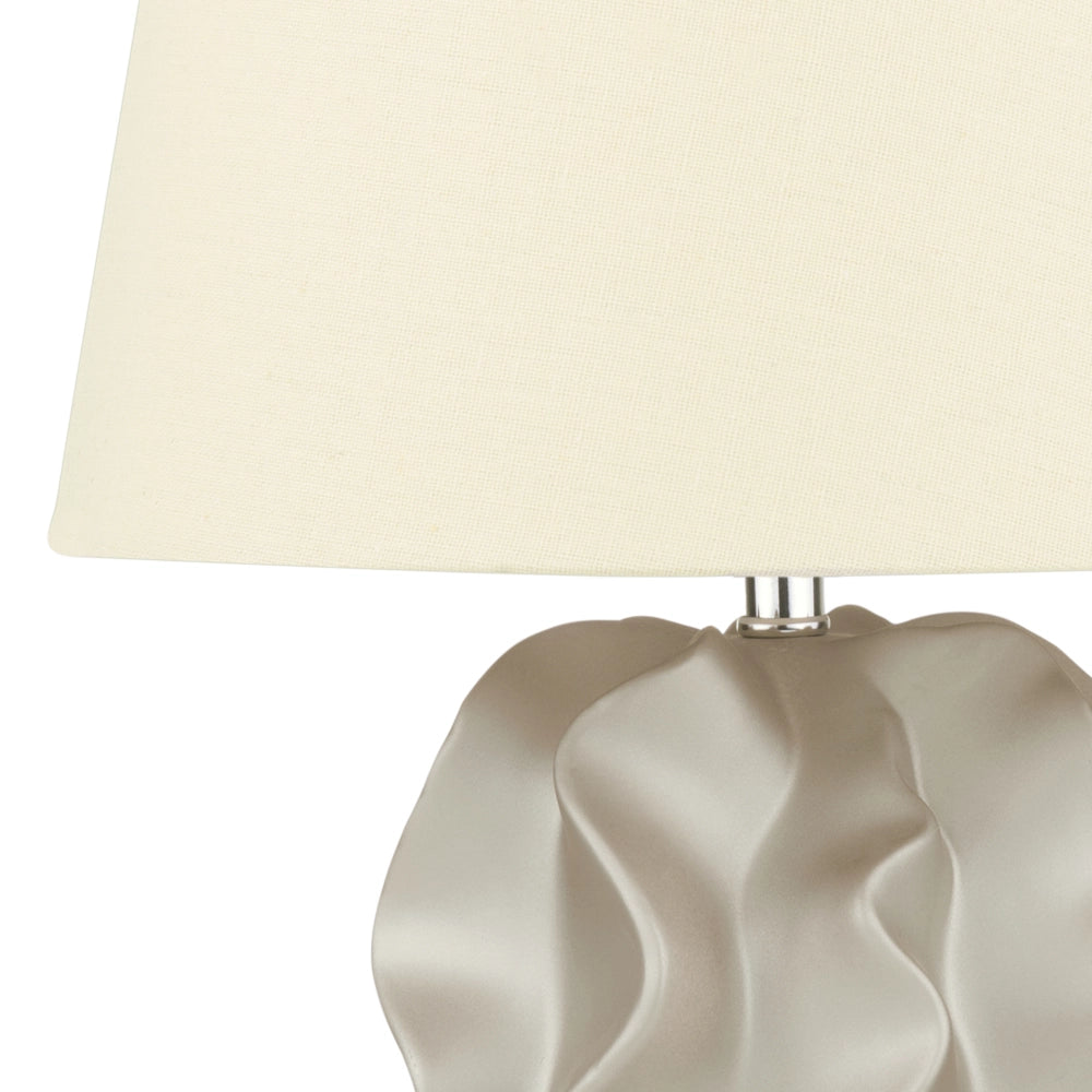 Lampada da comodino con paralume color crema con base dorata