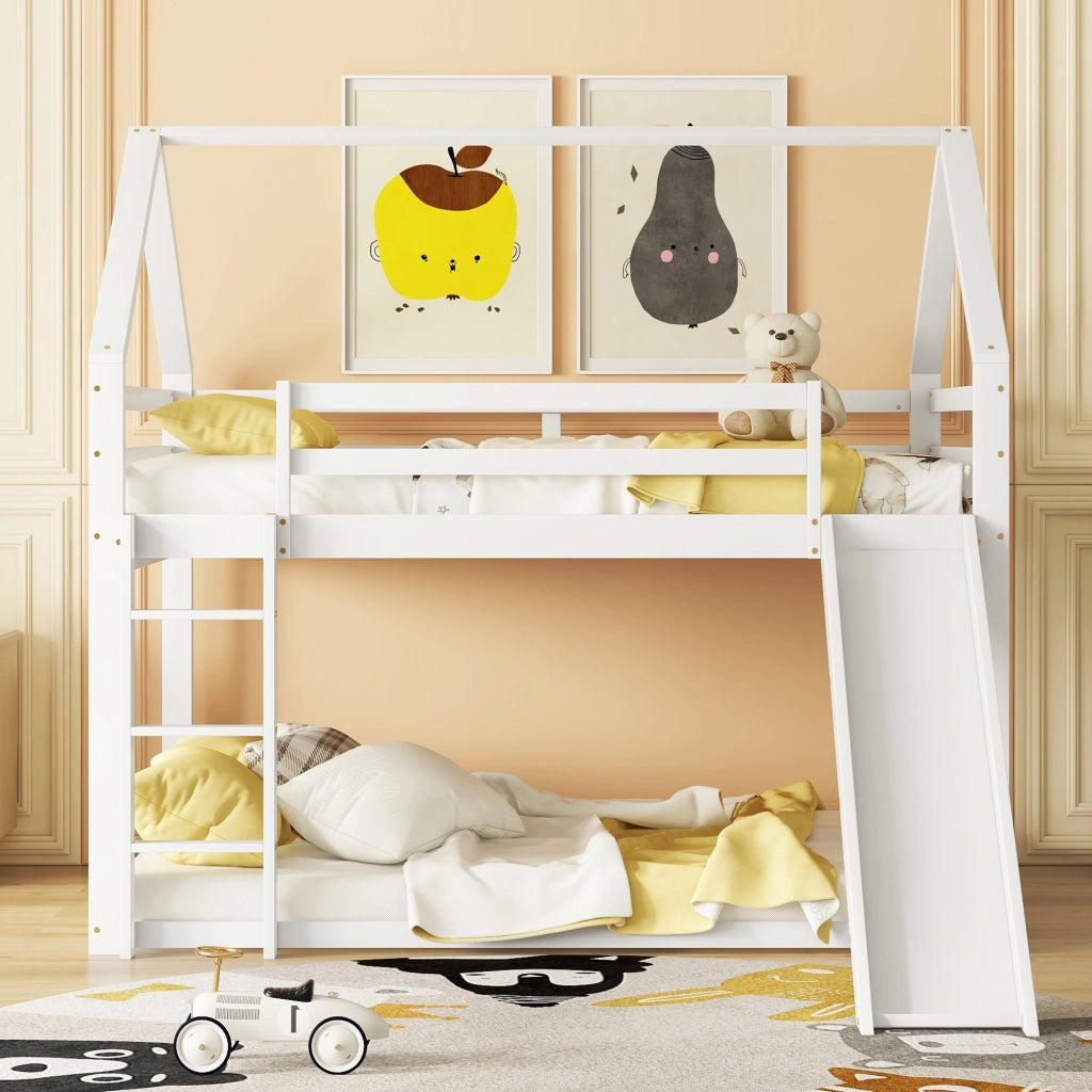 Letto a castello a casetta con scivolo e scala; doghe incluse; pino massello e MDF; bianco; 140x200 cm