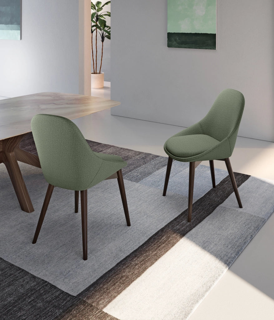 Sedia da pranzo Astrid con struttura in massello di noce e seduta imbottita in tessuto verde - Design contemporaneo ed elegante