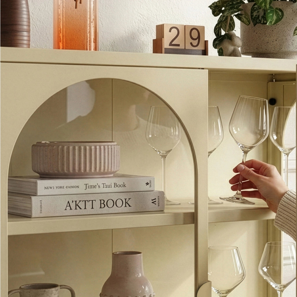 Vetrina Klippestad a 2 Ante in Vetro Credenza con 3 Scomparti 95 x 80 x 35 cm - Color Cammello [en.casa]