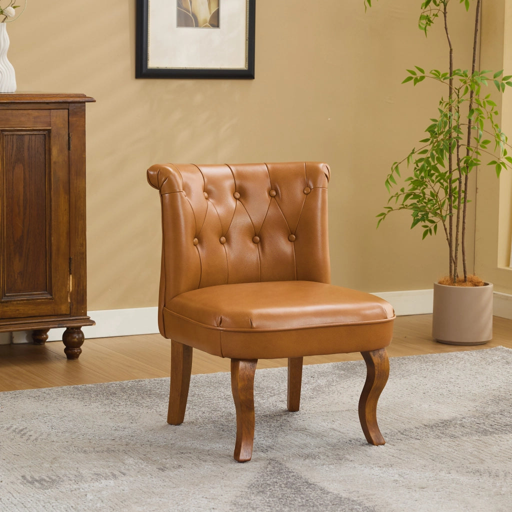 Sedia singola in pelle color marrone chiaro con gambe in legno massello e struttura robusta