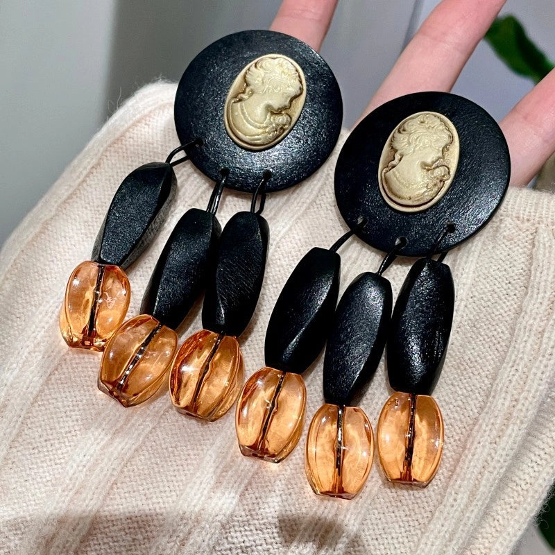 Orecchini in vetro arancione di alta gamma, ispirati allo stile vintage italiano, eleganti e raffinati.