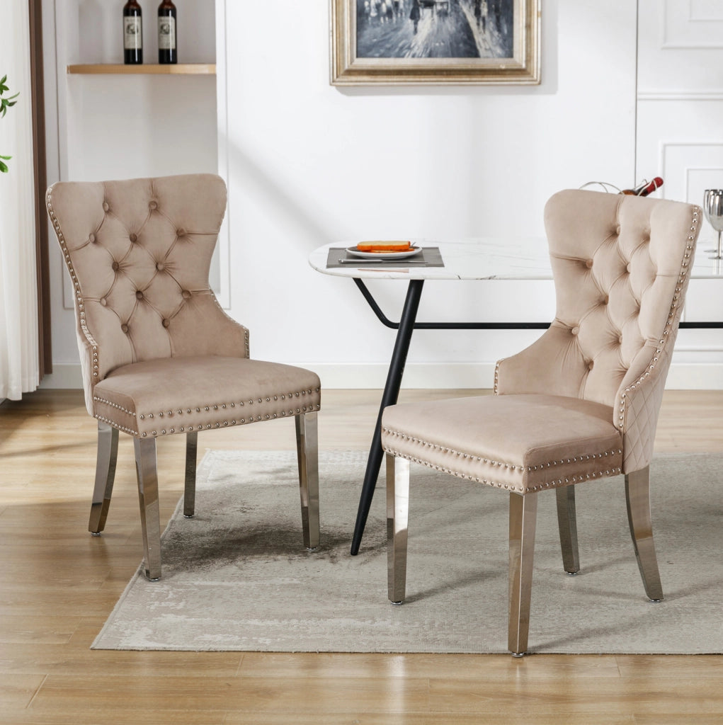 Sedia da pranzo in velluto beige con telaio in legno massiccio; gambe in metallo e schienale con fibbia quadrata