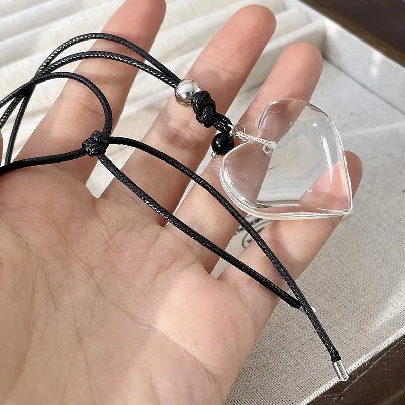 Collana con ciondolo a forma di cuore in vetro trasparente e cordino nero fatto a mano, regalo di Natale o compleanno.