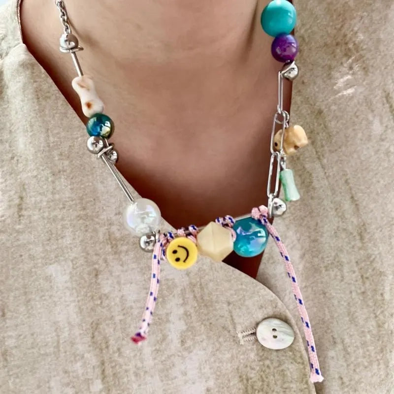Collana con faccina sorridente e perline di vetro di cristallo: gioiello colorato fatto a mano