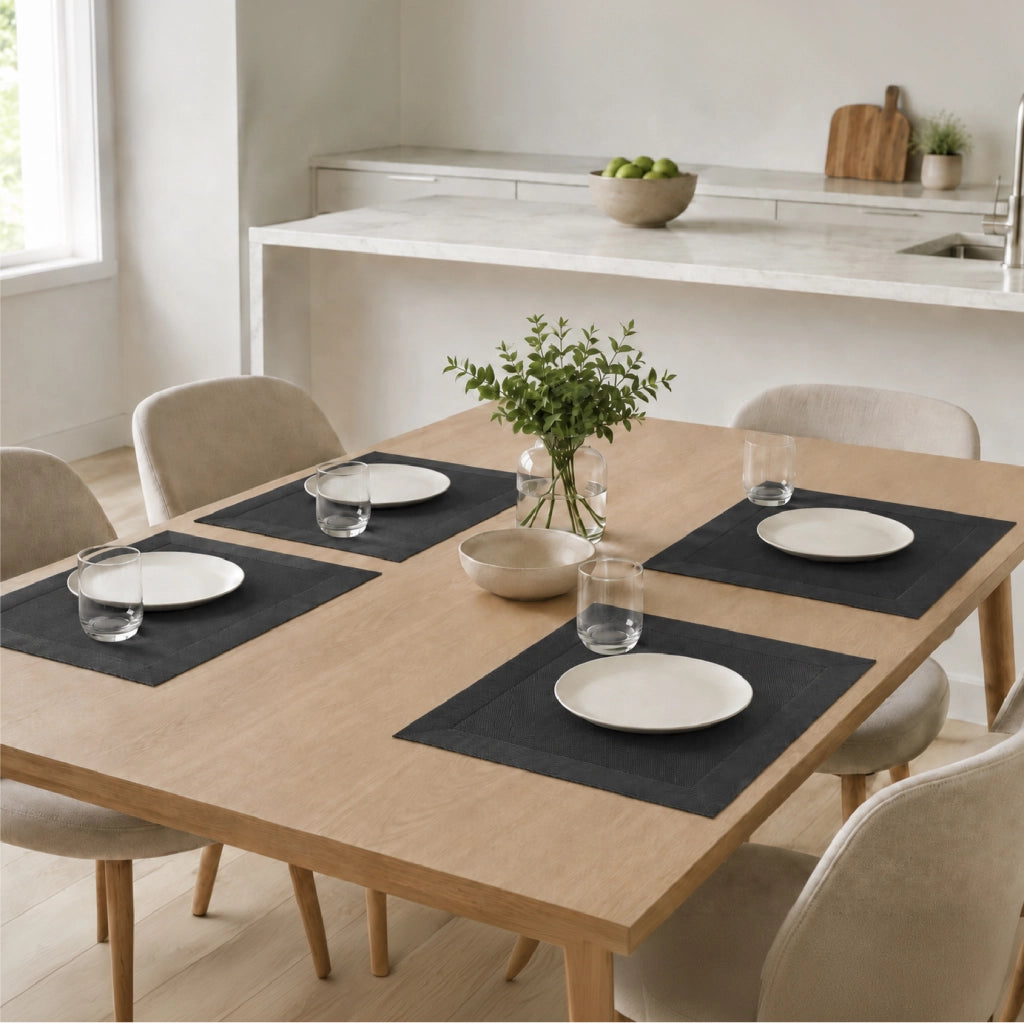 Set 4 Tovagliette Americane 45x30 cm in PVC Intrecciato, Lavabili e Riutilizzabili, Sottopiatto Rettangolare per Tavola Cucina e Sala da Pranzo  Nero