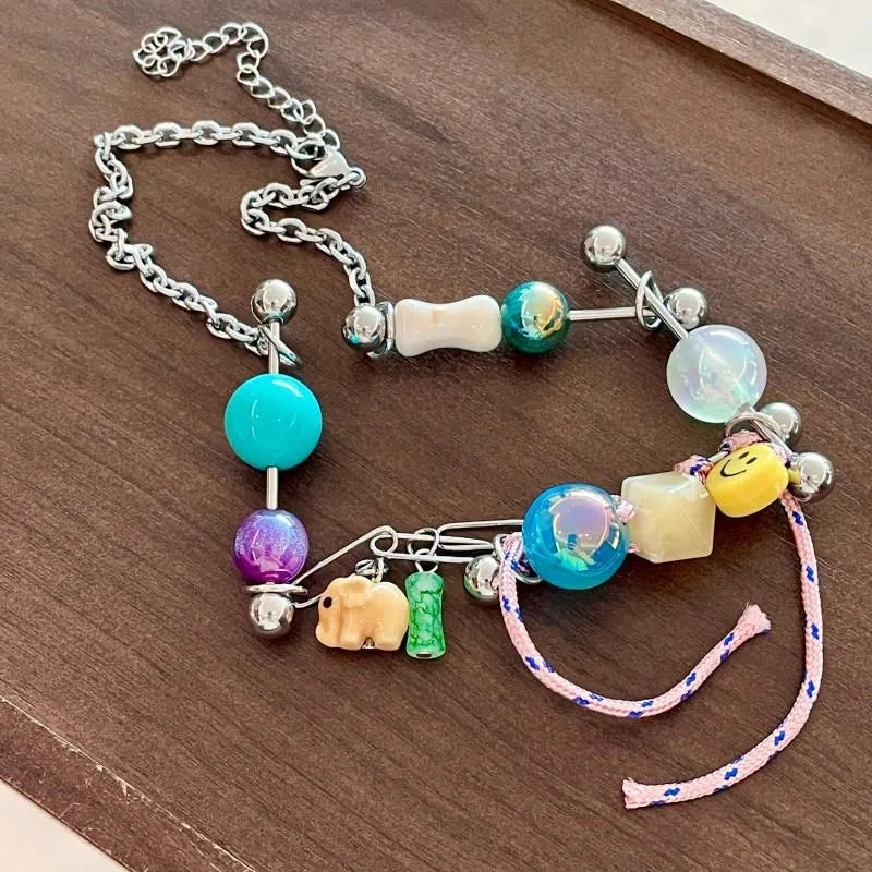 Collana con faccina sorridente e perline di vetro di cristallo: gioiello colorato fatto a mano