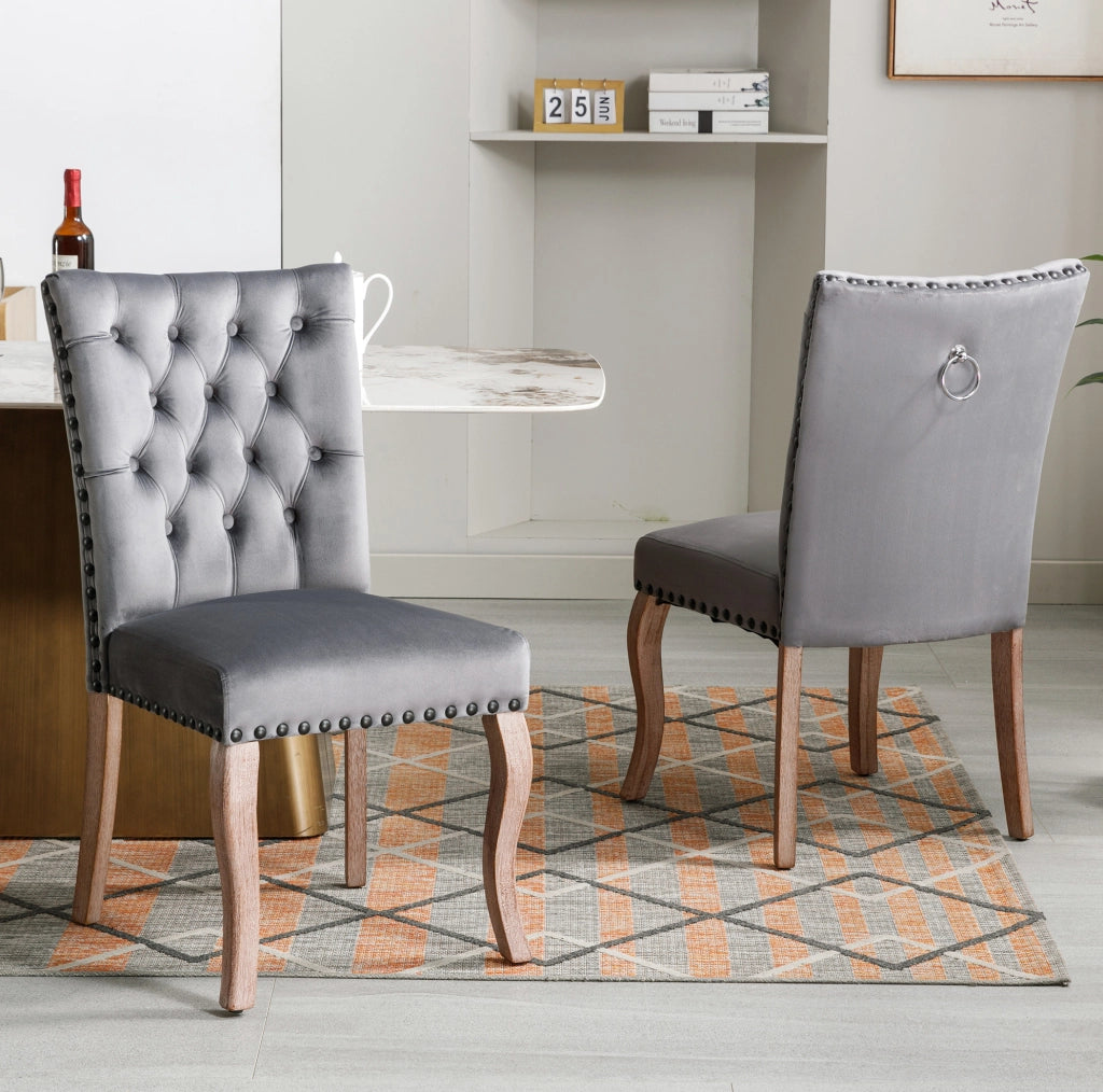Sedia da pranzo in velluto grigio con gambe in legno e borchie decorative