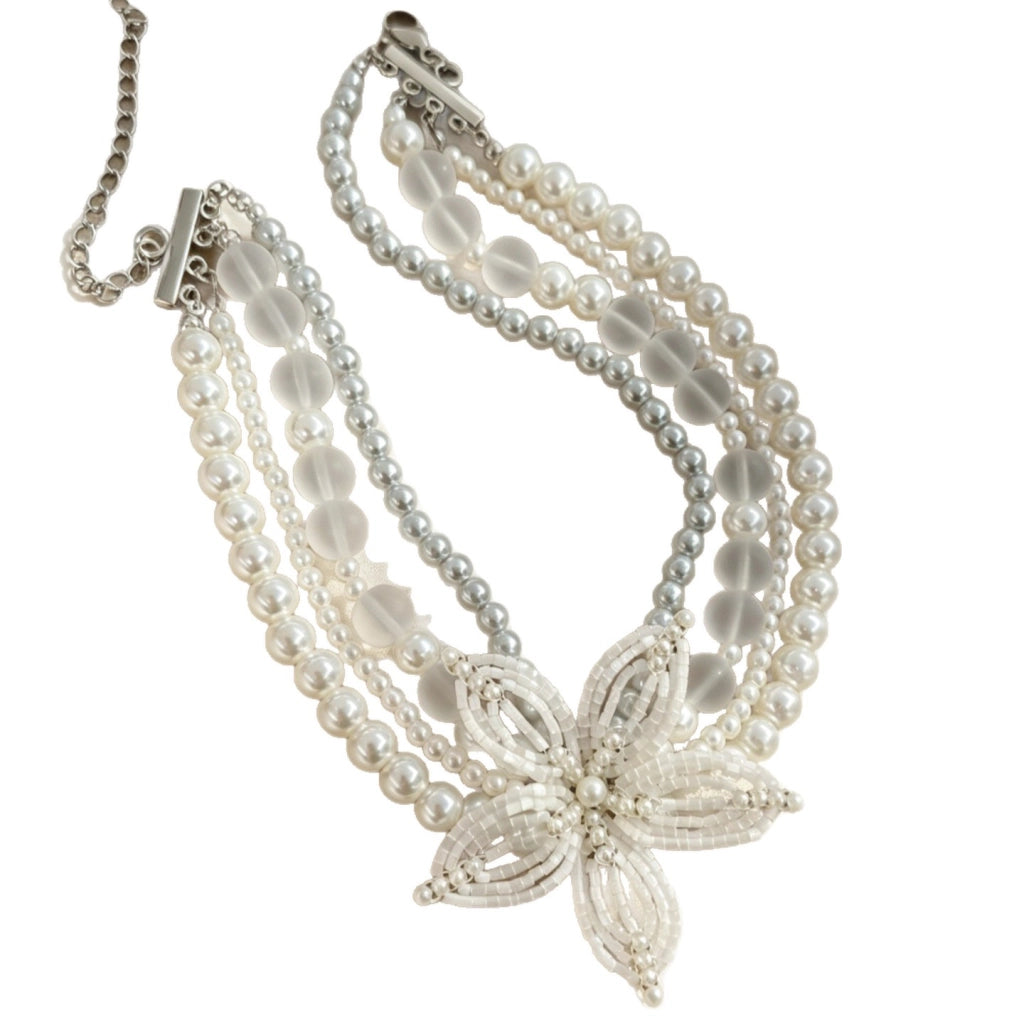 Collana girocollo con fiore di cristallo e perla satinata
