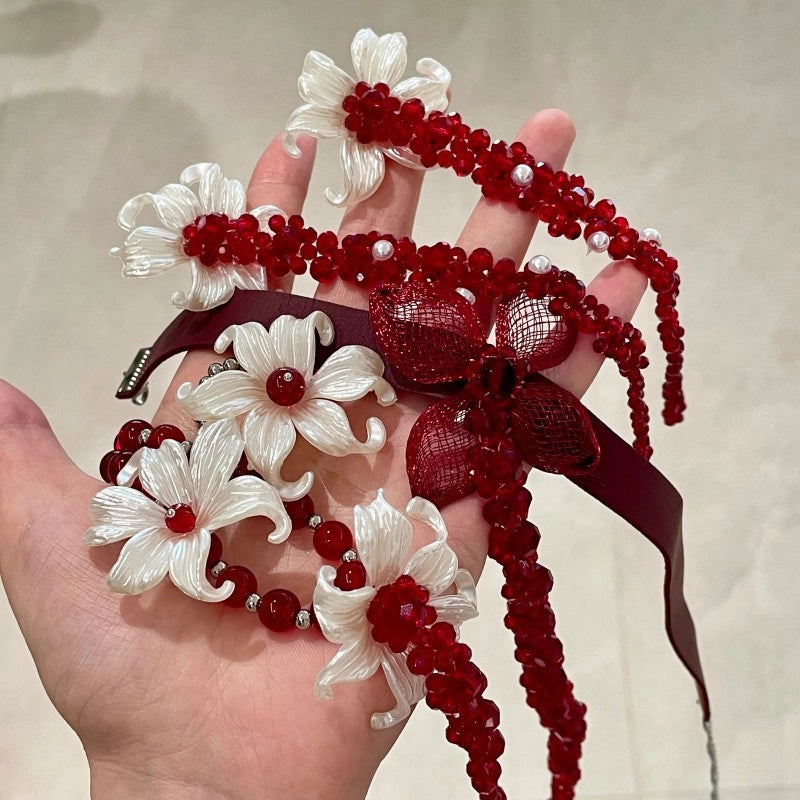 Collana con fiore di cristallo rosso, design di nicchia; girocollo con fiore a farfalla rosso scuro, collana in pelle, catena da collo alla moda per donna.